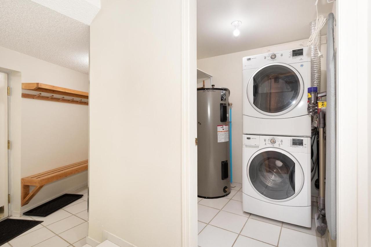 Snowbird 304 | Newly Renovated Townhome Perfect For Families! Hot Tub & Underground Parking Holiday home *