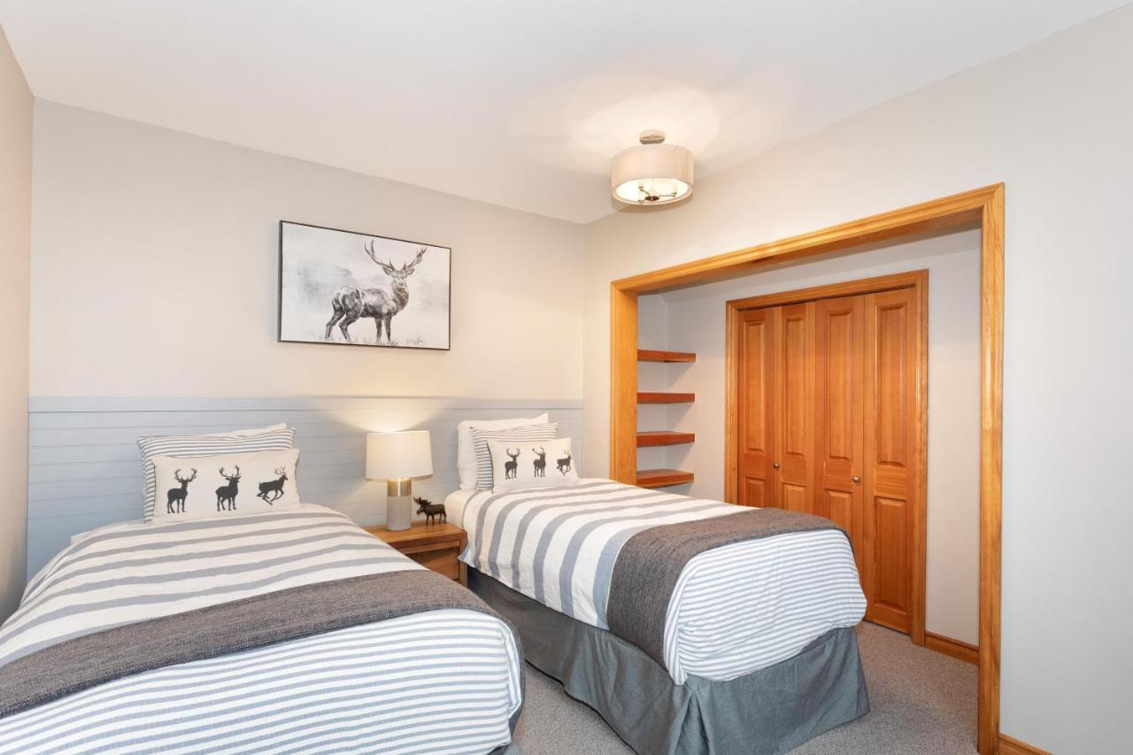 Holiday home Stoneridge 12 | Modern & Bright Townhome Close To Hill W/ Hot Tub & Parking