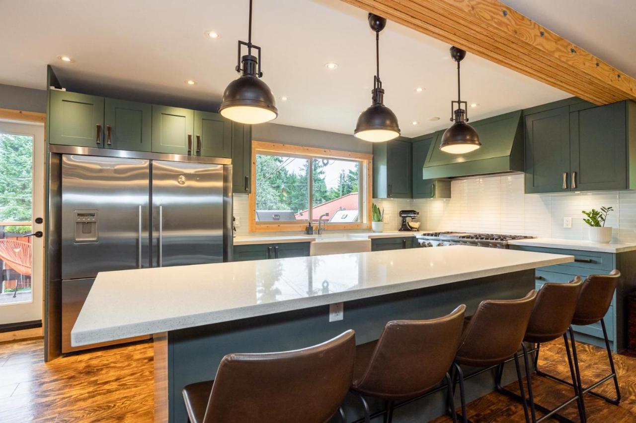 | Large Family Chalet, Media Room, Sauna, Hot Tub
