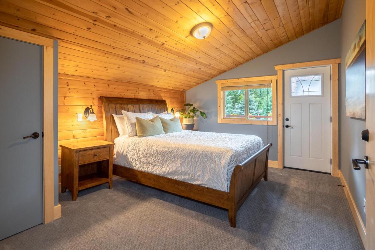 | Large Family Chalet, Media Room, Sauna, Hot Tub Holiday home