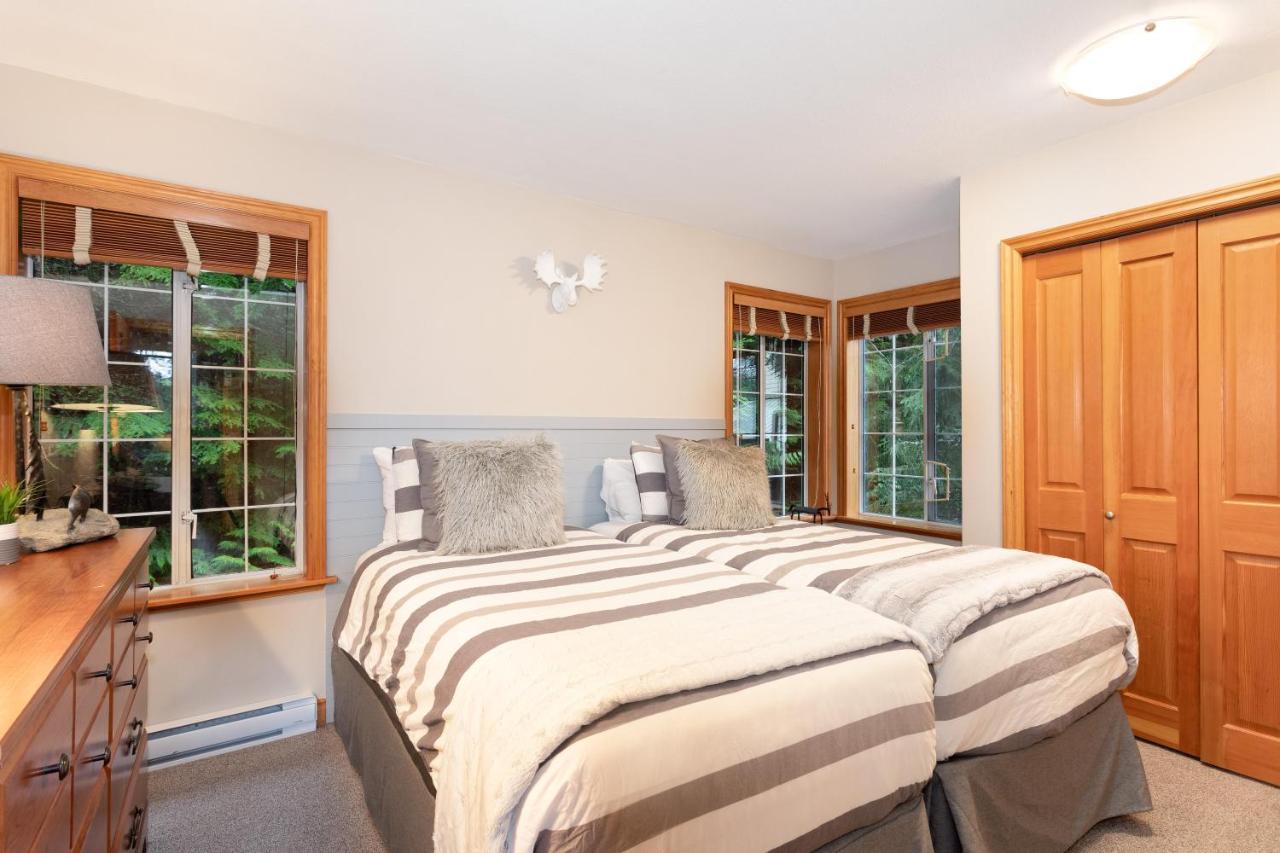 Stoneridge 12 | Modern & Bright Townhome Close To Hill W/ Hot Tub & Parking Holiday home Whistler