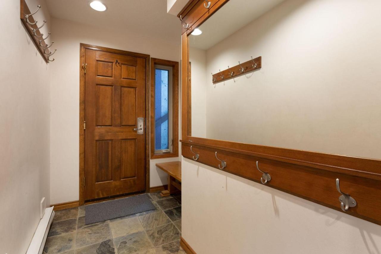Blackcomb Greens 06 | Spacious Townhome, Shared Hot Tub, Near Shuttle & X-country Skiing Holiday home *