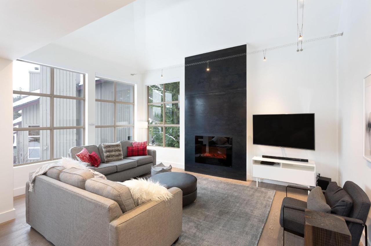 Blackcomb Greens 20 | Stylish Townhome With Parking, Shared Hot Tub, Village Shuttle, Views Holiday home *