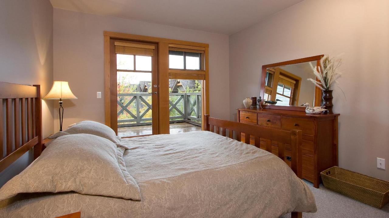 Holiday home Goldenwood 8336 | Family-sized Townhome With Private Hot Tub, Secure Parking & Golf Course Views Whistler