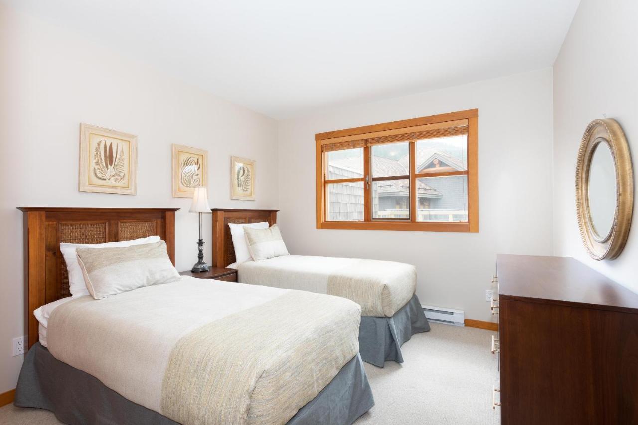 Goldenwood 8337 | Townhome W/ Panoramic Fairway View, Top-deck Hot Tub, 2 Car Garage Holiday home Whistler