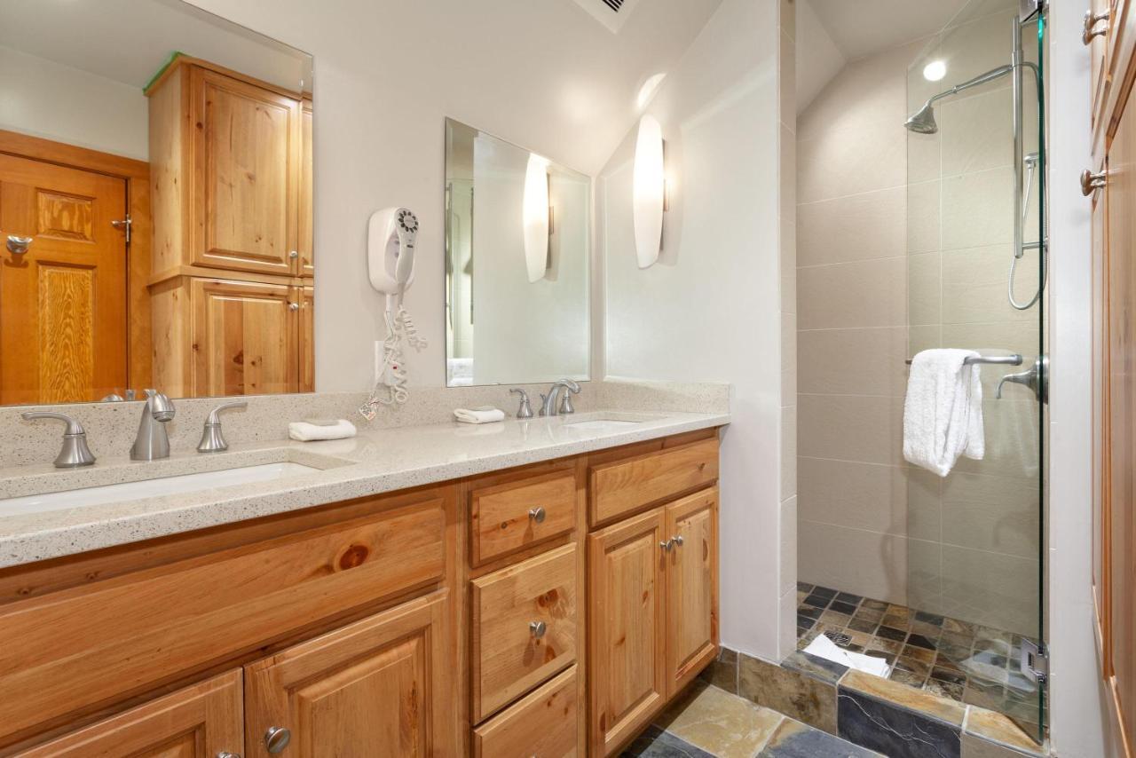 Painted Cliff 25 | Family-sized Ski-in, Ski-out Townhome W/ Shared Hot Tub & Log Fire Holiday home *