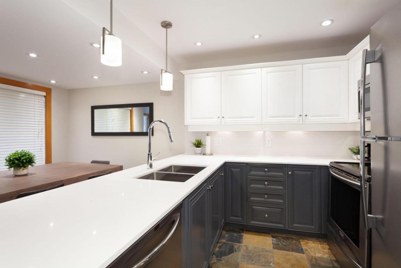 Holiday home Painted Cliff 25 | Family-sized Ski-in, Ski-out Townhome W/ Shared Hot Tub & Log Fire Whistler