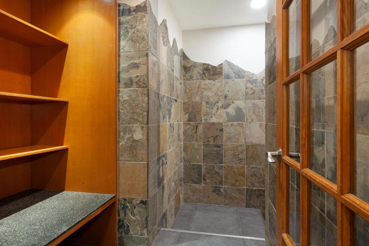 Painted Cliff 25 | Family-sized Ski-in, Ski-out Townhome W/ Shared Hot Tub & Log Fire Holiday home Whistler