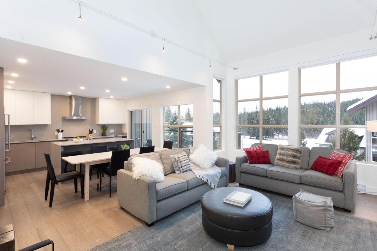 Blackcomb Greens 20 | Stylish Townhome With Parking, Shared Hot Tub, Village Shuttle, Views Holiday home
