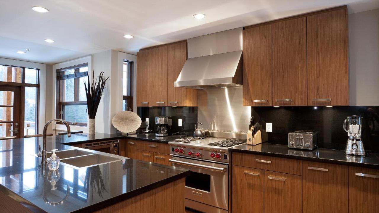 Fitzsimmons Walk 24 | Luxurious Townhome With Mountain Views, Hot Tub & Garage Holiday home Whistler