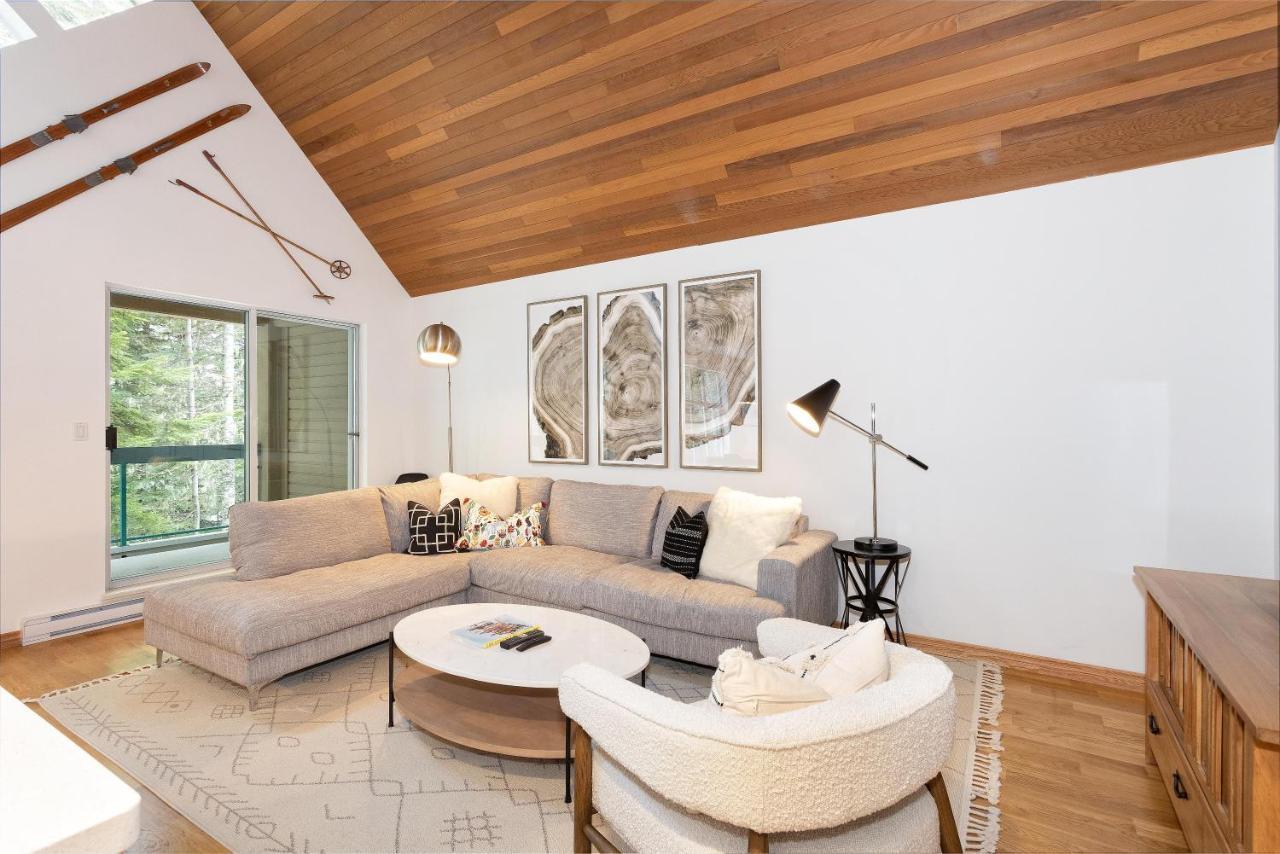Holiday home Snowbird 304 | Newly Renovated Townhome Perfect For Families! Hot Tub & Underground Parking *