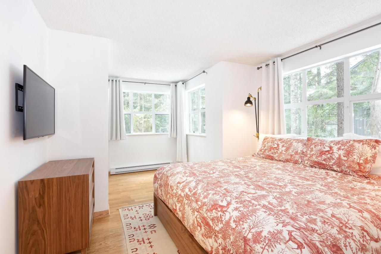 Snowbird 304 | Newly Renovated Townhome Perfect For Families! Hot Tub & Underground Parking Holiday home *