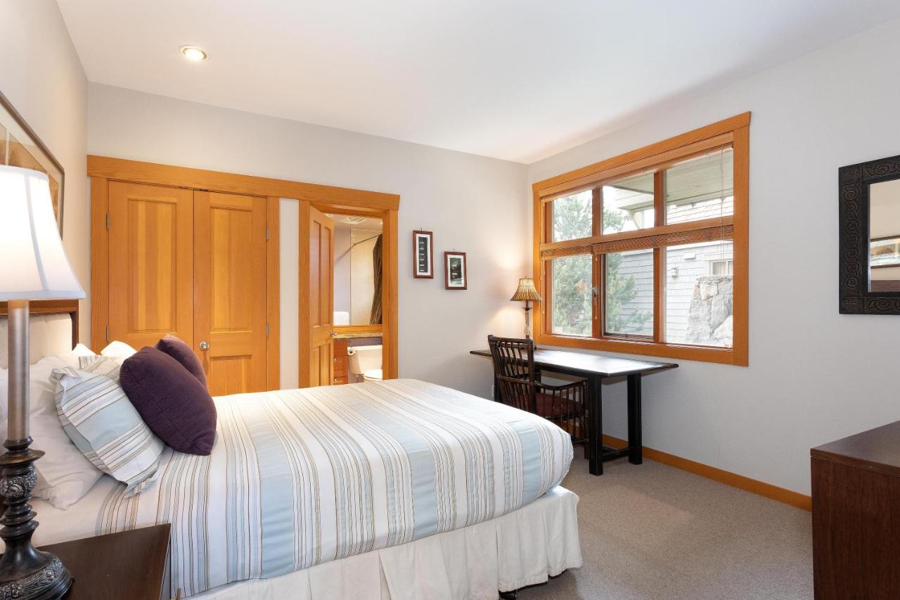 Goldenwood 8337 | Townhome W/ Panoramic Fairway View, Top-deck Hot Tub, 2 Car Garage Holiday home Whistler