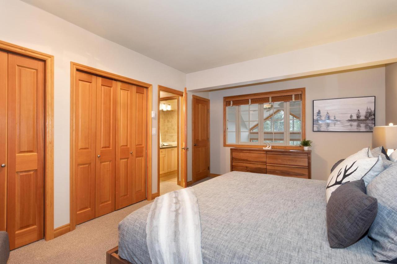 Stoneridge 12 | Modern & Bright Townhome Close To Hill W/ Hot Tub & Parking Holiday home Whistler