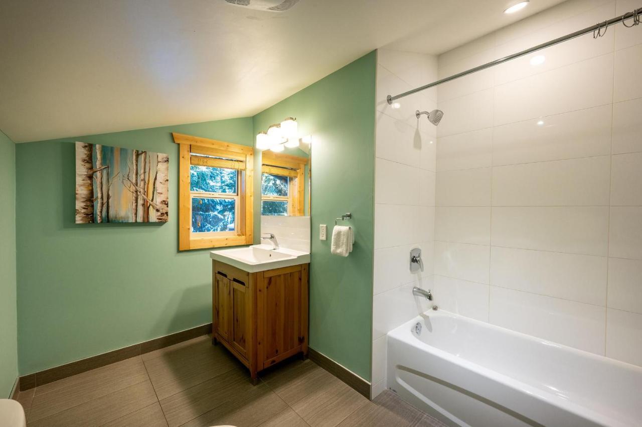 Holiday home | Large Family Chalet, Media Room, Sauna, Hot Tub Whistler