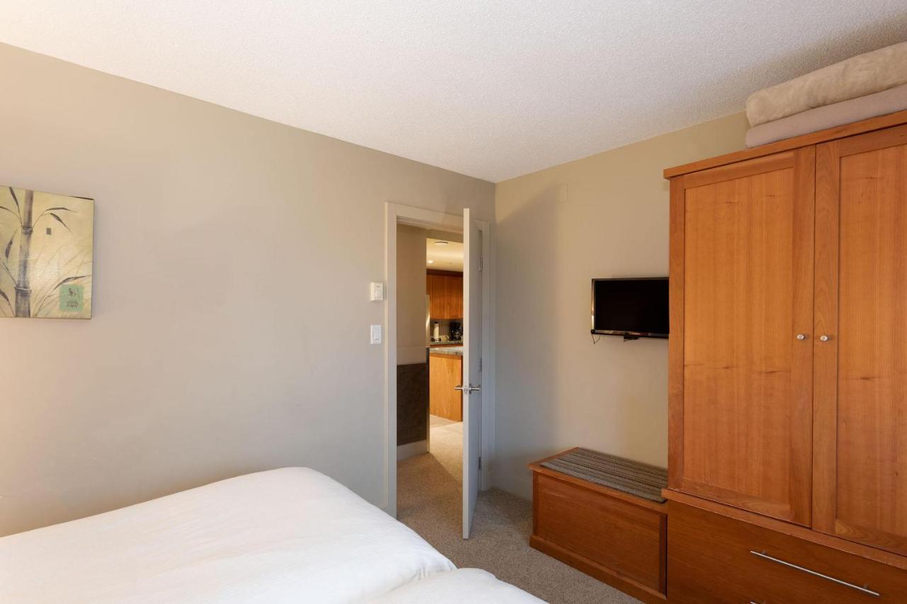 Woodrun 503 | Ski-in-ski-out, Upper Floor Views, Pool, Hot Tub, Gym Holiday home Whistler