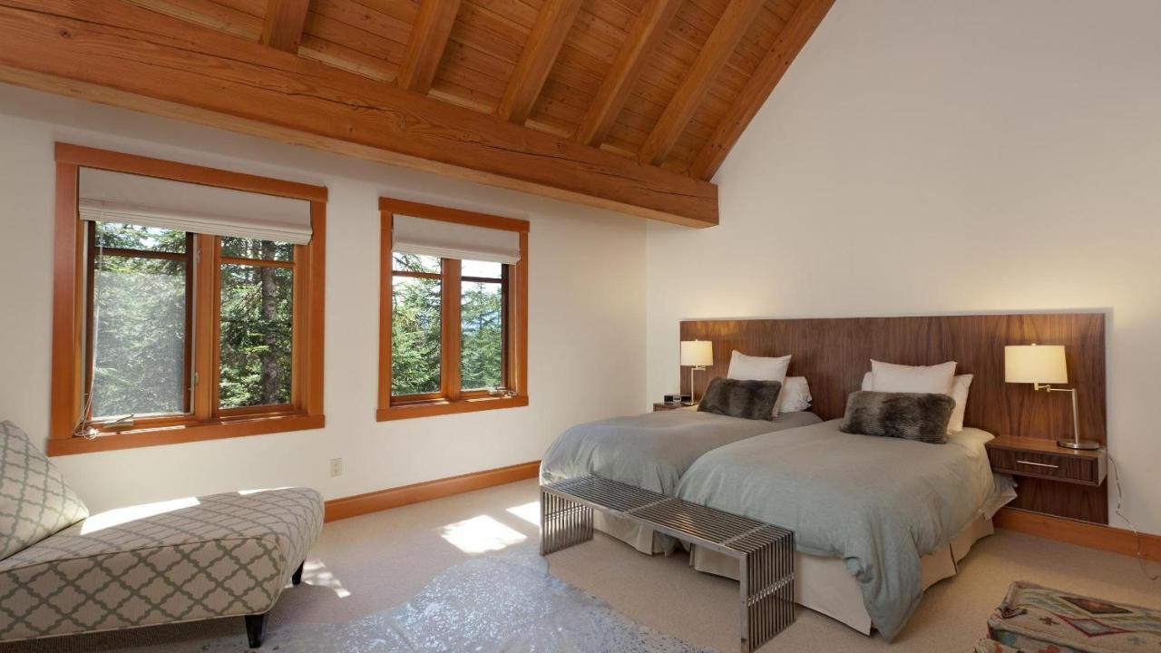 Kadenwood 2972 | Mountainside With Hot Tub, Views, Pool Table & Outdoor Fireplace Holiday home Whistler