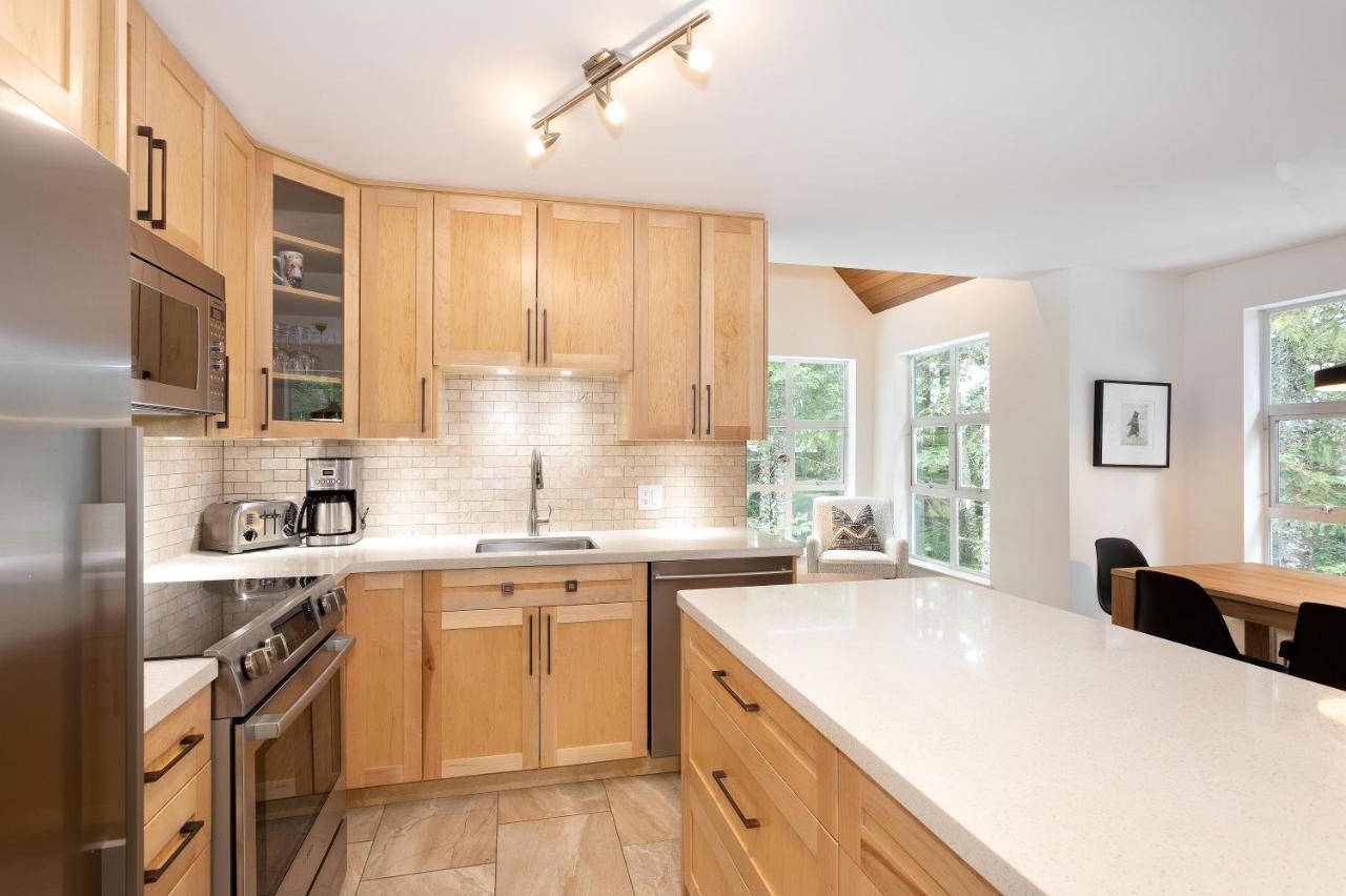 Holiday home Snowbird 304 | Newly Renovated Townhome Perfect For Families! Hot Tub & Underground Parking Whistler