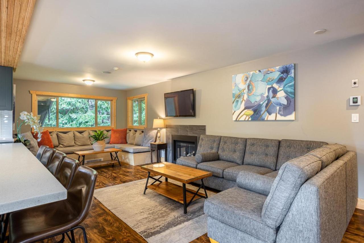| Large Family Chalet, Media Room, Sauna, Hot Tub * Whistler