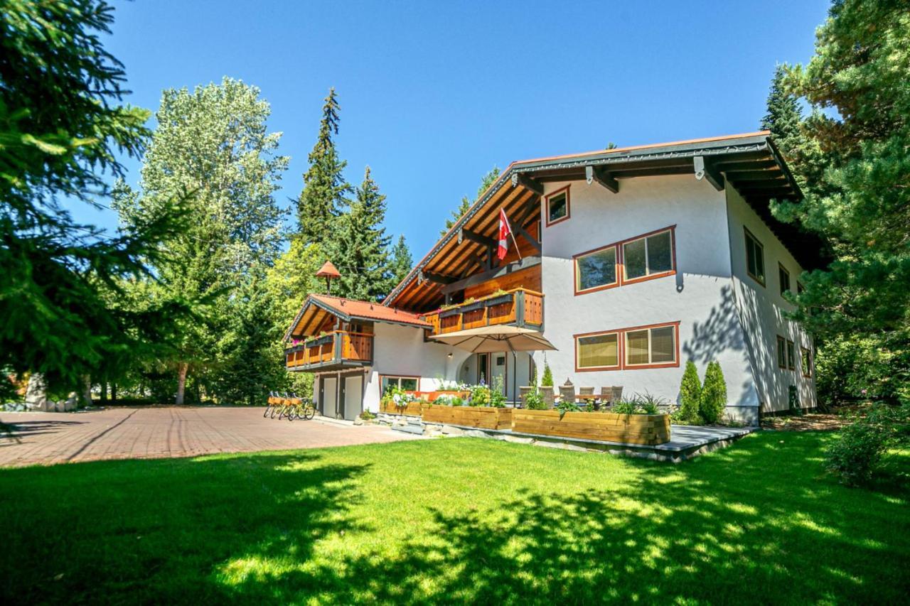 | Large Family Chalet, Media Room, Sauna, Hot Tub Holiday home Whistler