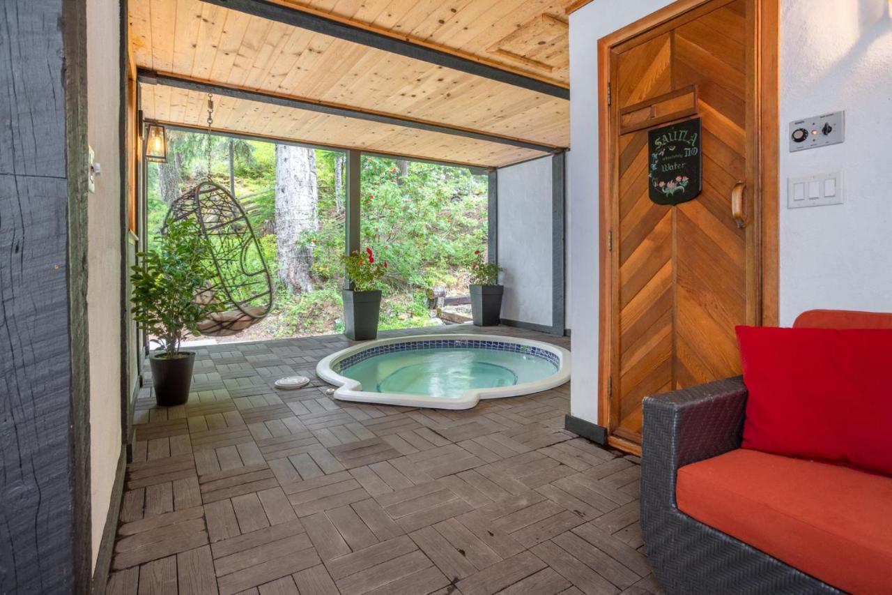 | Large Family Chalet, Media Room, Sauna, Hot Tub *