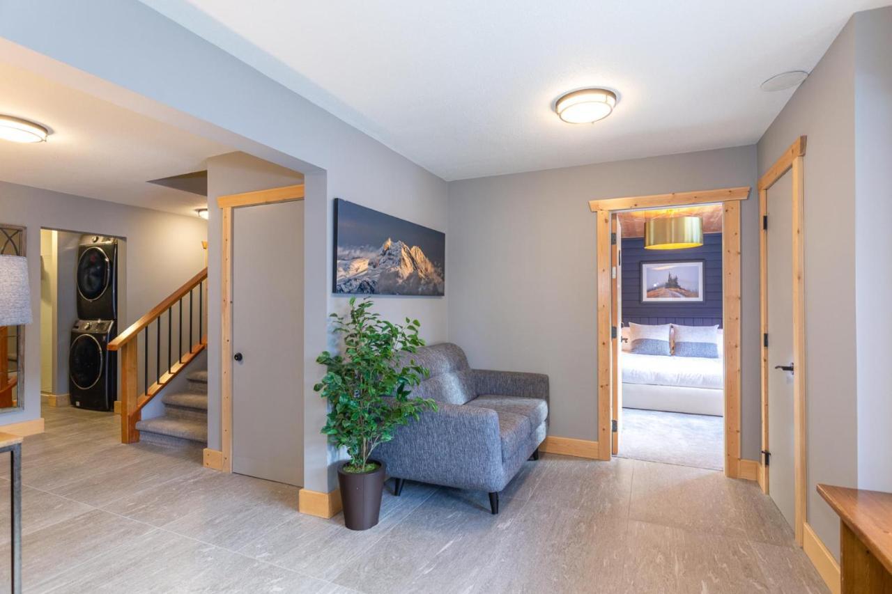 | Large Family Chalet, Media Room, Sauna, Hot Tub Whistler