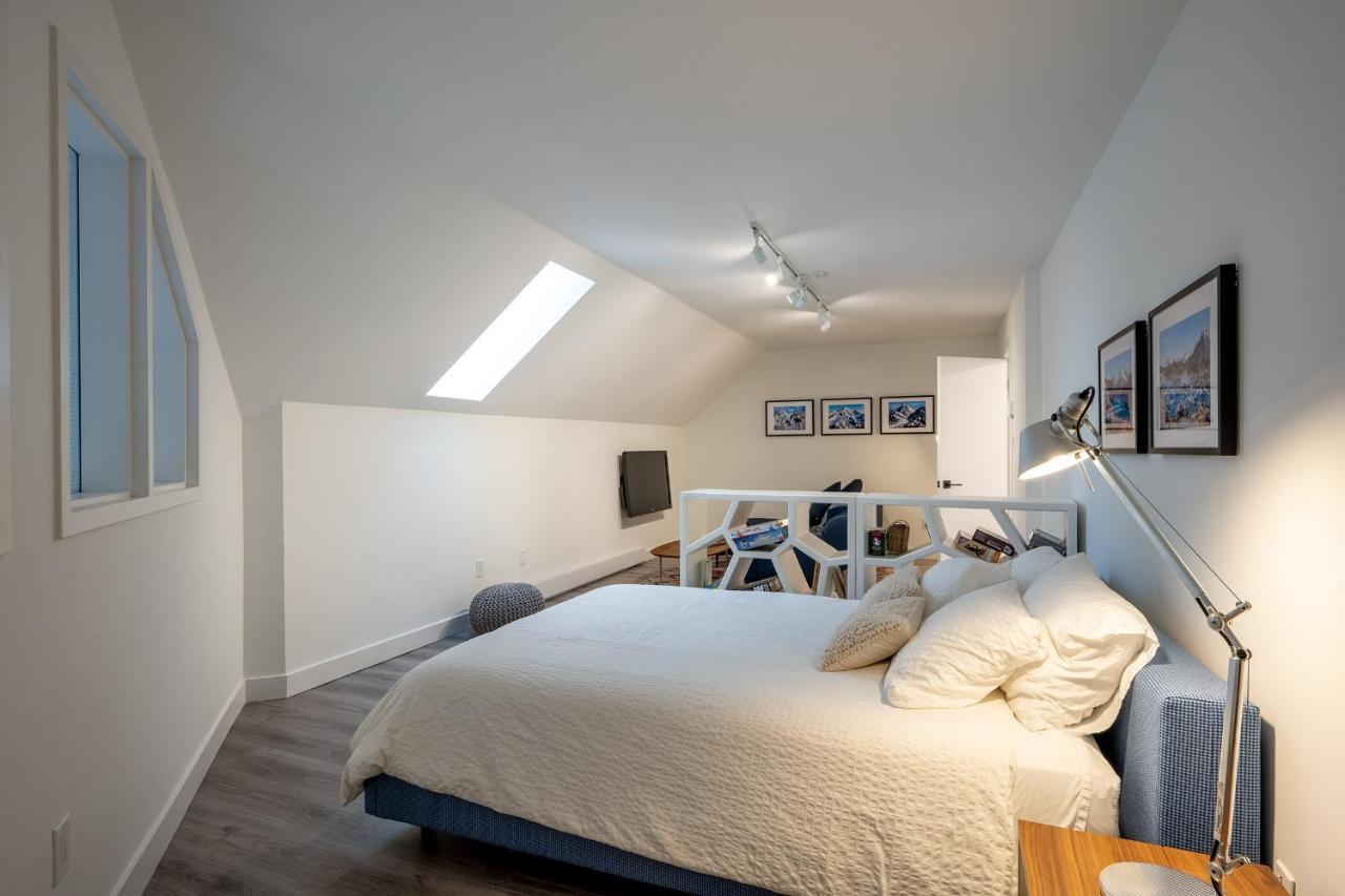 Newly Renovated! Spacious 3 Bedrooms Enclosed Loft Bedroom And Tv Room! Holiday home Whistler