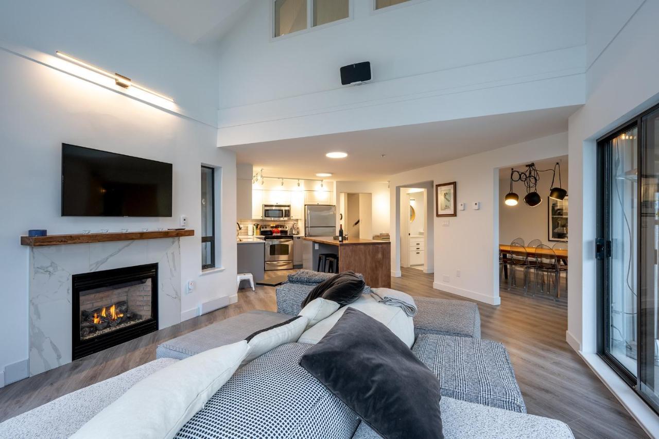 Holiday home Newly Renovated! Spacious 3 Bedrooms Enclosed Loft Bedroom And Tv Room! Whistler