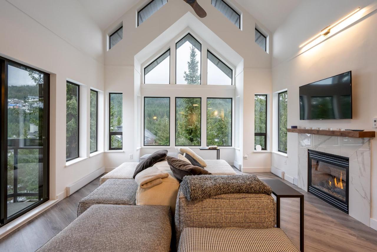 Holiday home Newly Renovated! Spacious 3 Bedrooms Enclosed Loft Bedroom And Tv Room! Whistler