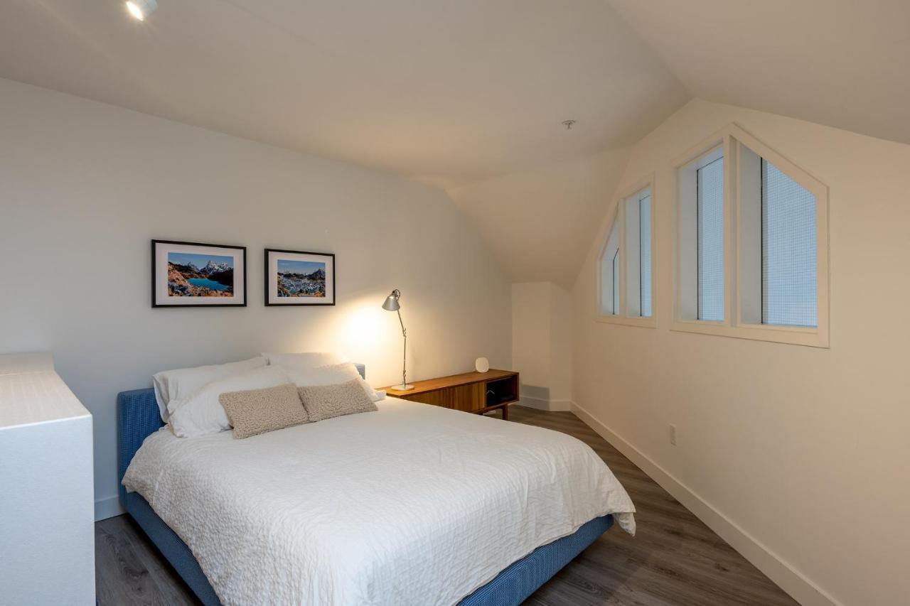 Newly Renovated! Spacious 3 Bedrooms Enclosed Loft Bedroom And Tv Room! Holiday home