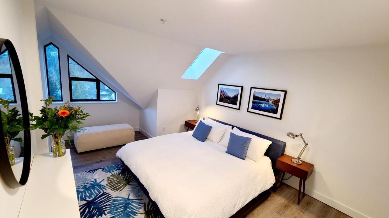 Newly Renovated! Spacious 3 Bedrooms Enclosed Loft Bedroom And Tv Room!