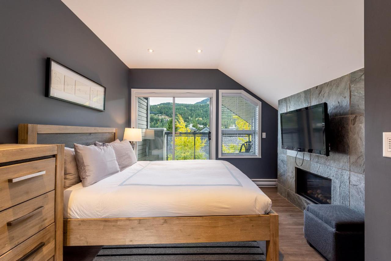 Renovated Lynx - Spacious 4 Bedroom With Private Balcony And Hot Tub! Whistler