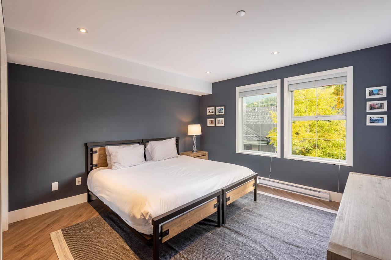 Renovated Lynx - Spacious 4 Bedroom With Private Balcony And Hot Tub! Holiday home Whistler