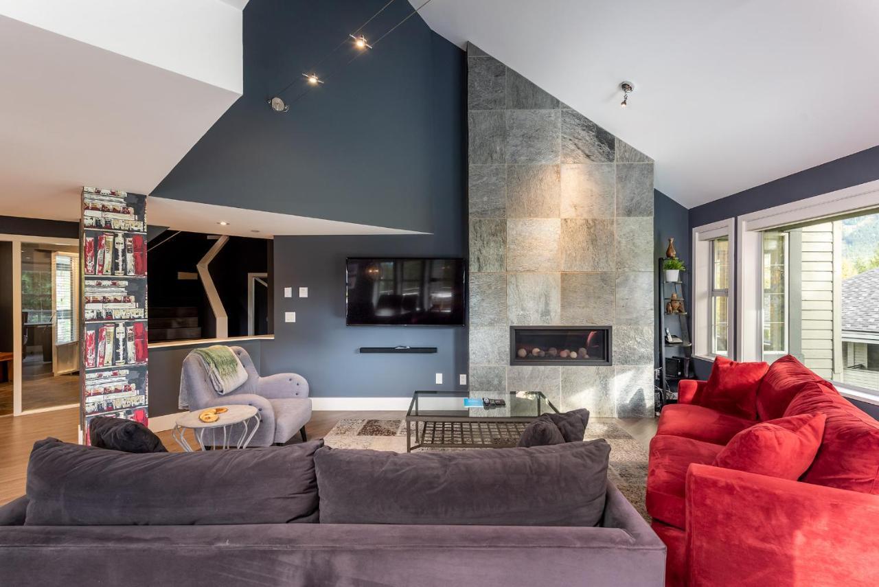 Renovated Lynx - Spacious 4 Bedroom With Private Balcony And Hot Tub! Whistler