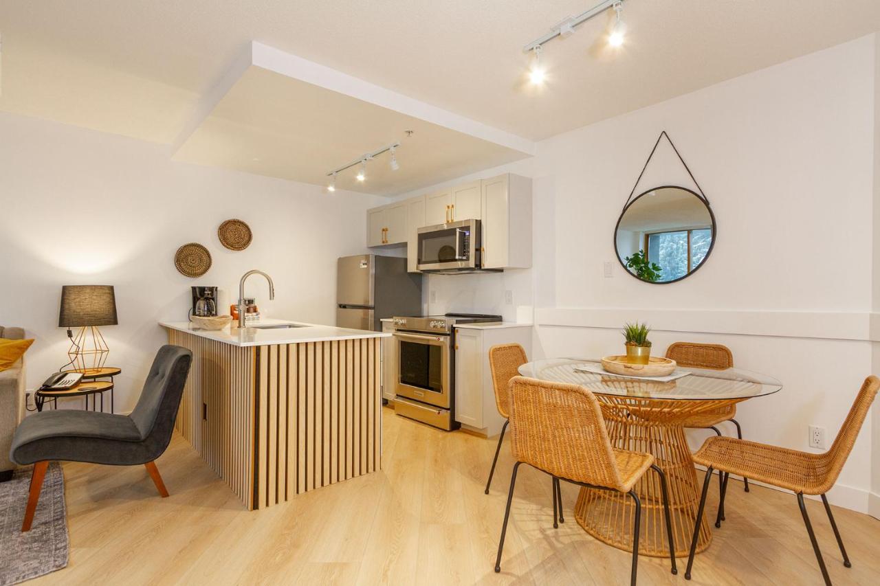 Newly Renovated In Village Sleeps 4 Apartment *