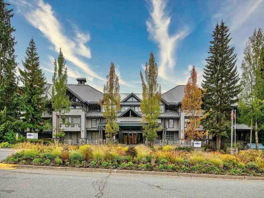 The Eden - Luxury 2 Bdrm In / Out Apartment Whistler