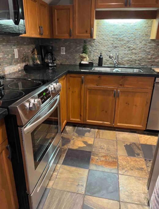 The Eden - Luxury 2 Bdrm In / Out Apartment