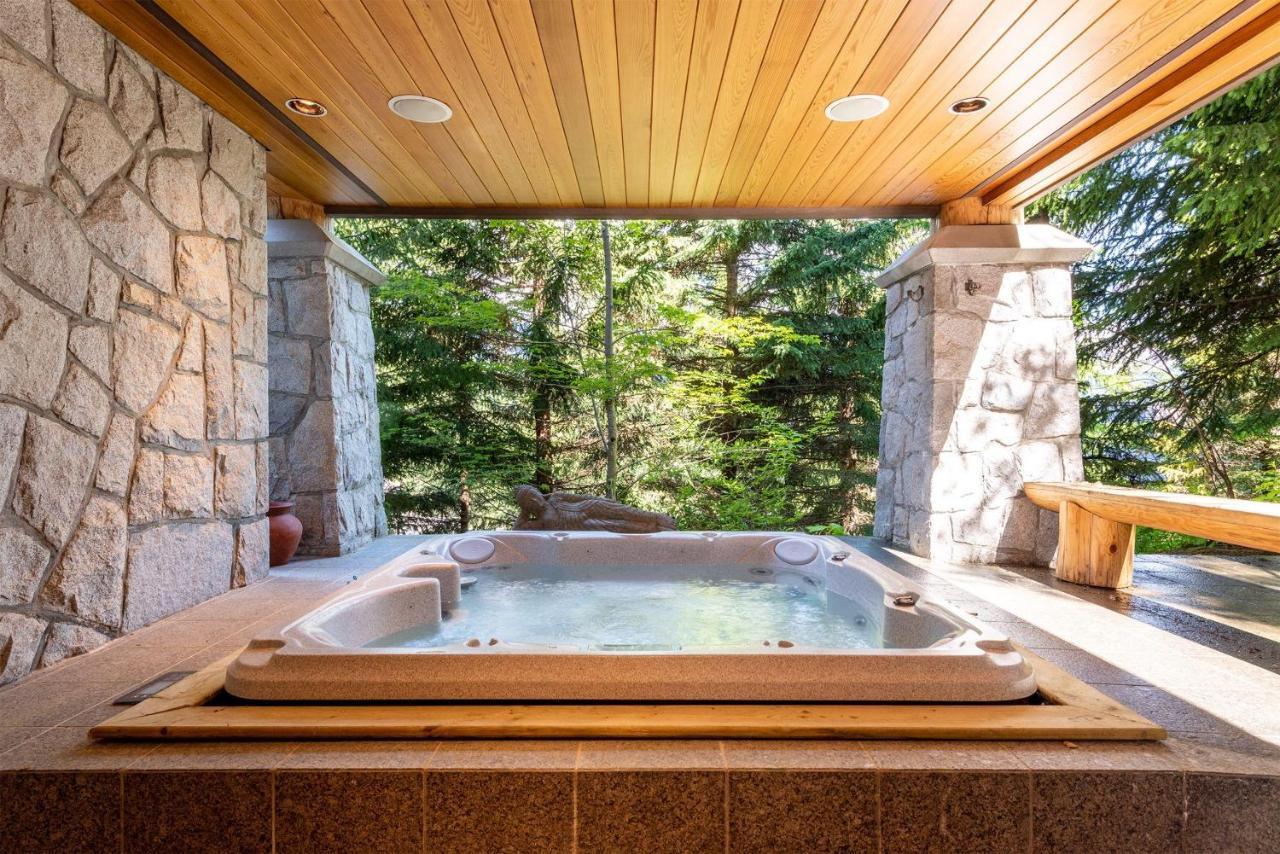 Summit | Luxury Townhome W/ Rare Access, Hot Tub & Media Holiday home