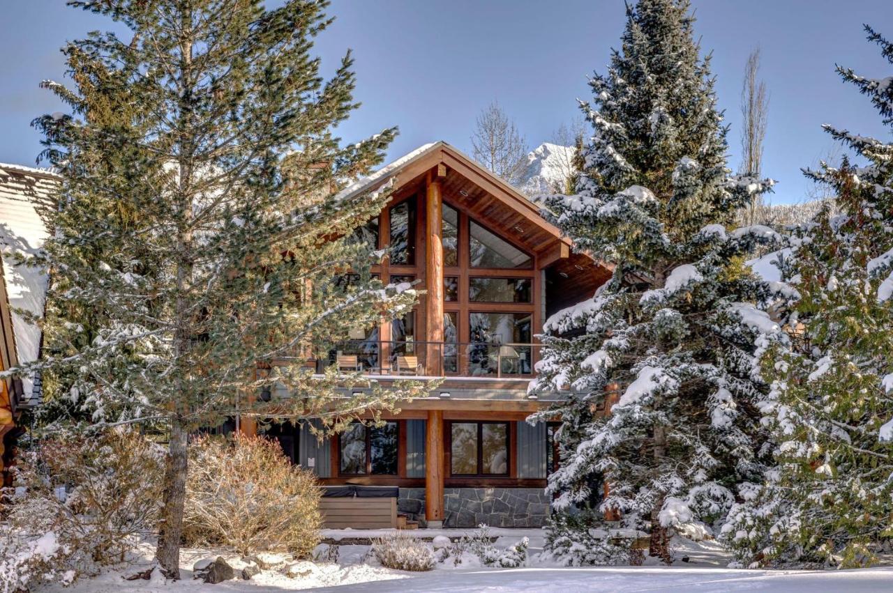 Glacier View | Family With Hot Tub & Views, Set In A Tranquil Location