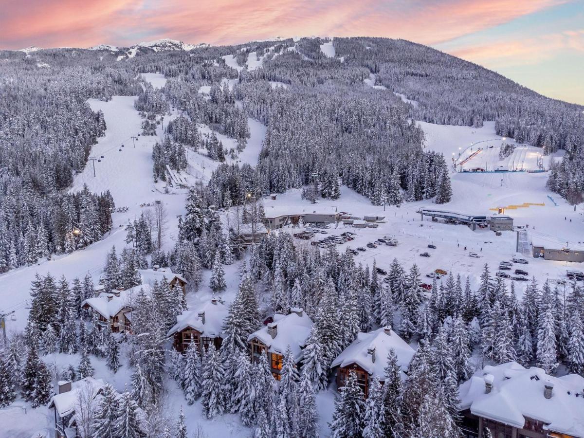 Summit | Luxury Townhome W/ Rare Access, Hot Tub & Media Holiday home Whistler