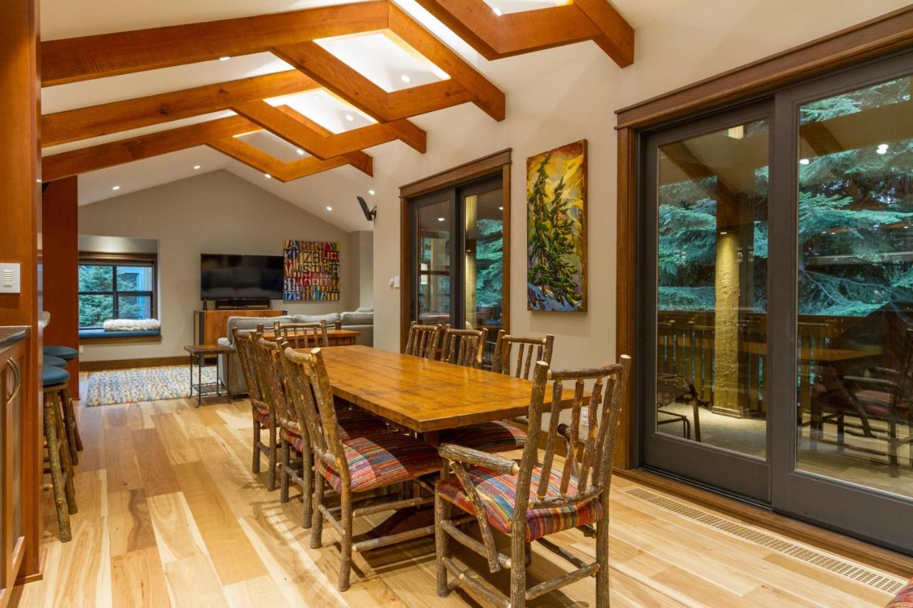 Woods | Large 5-bed Townhome Near Blackcomb Base W/ Hot Tub & Woodburning Fireplace Holiday home *