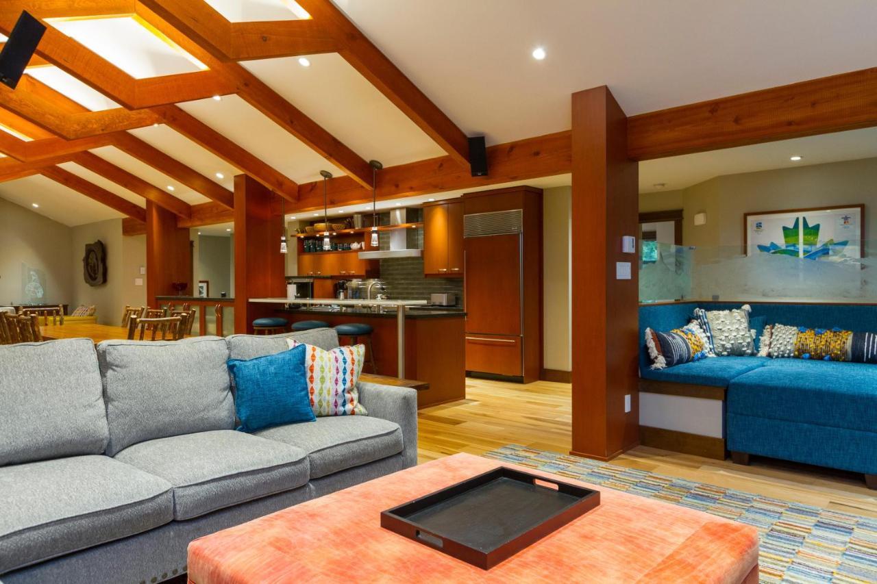 Holiday home Woods | Large 5-bed Townhome Near Blackcomb Base W/ Hot Tub & Woodburning Fireplace Whistler