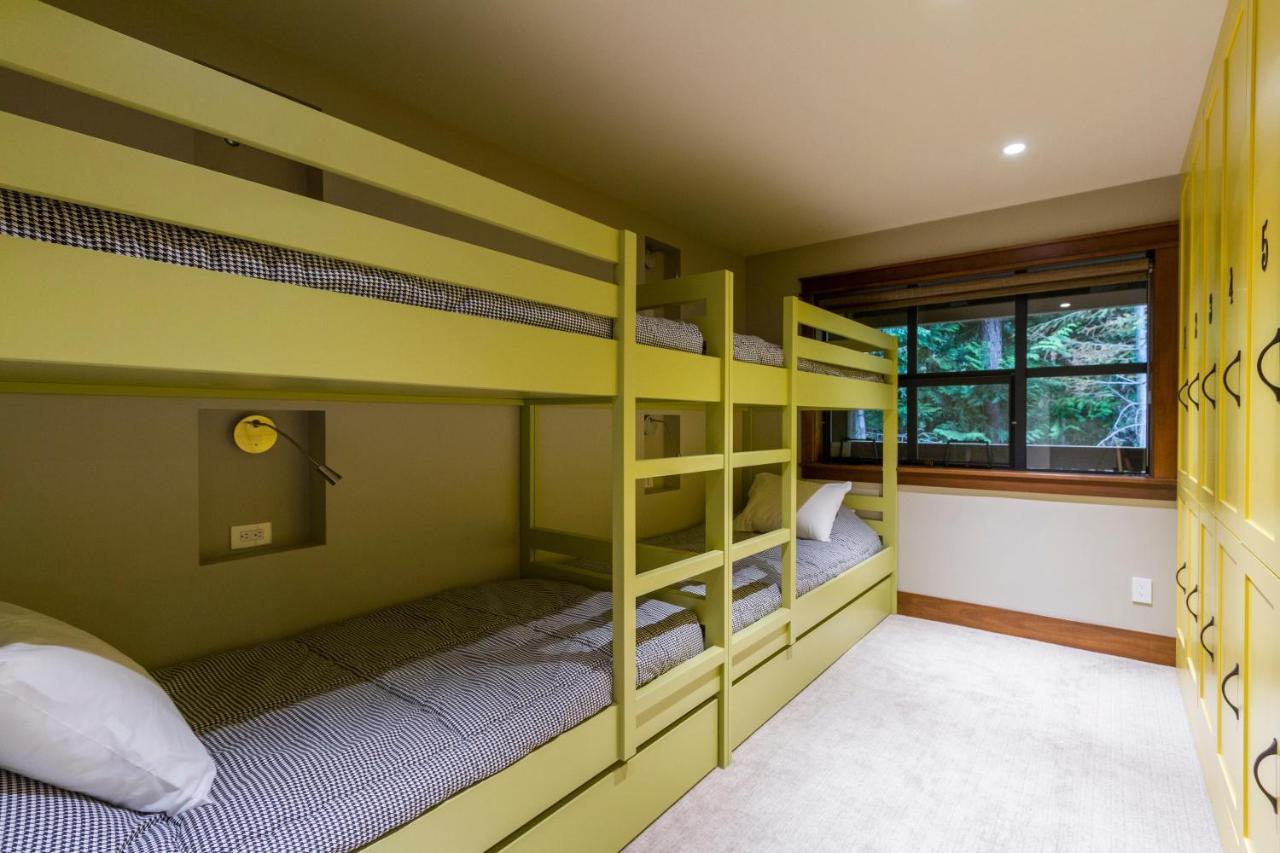 Woods | Large 5-bed Townhome Near Blackcomb Base W/ Hot Tub & Woodburning Fireplace Holiday home Whistler