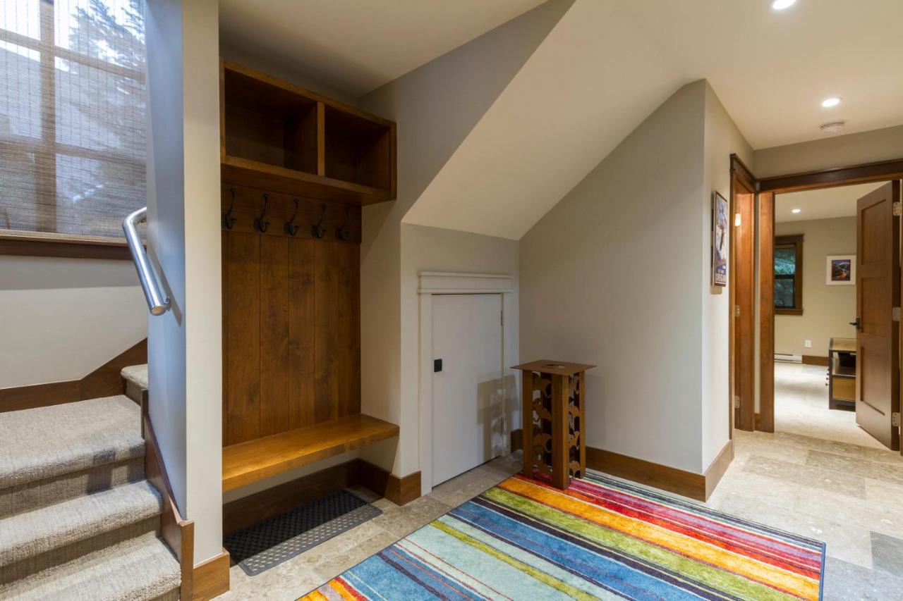Woods | Large 5-bed Townhome Near Blackcomb Base W/ Hot Tub & Woodburning Fireplace Holiday home