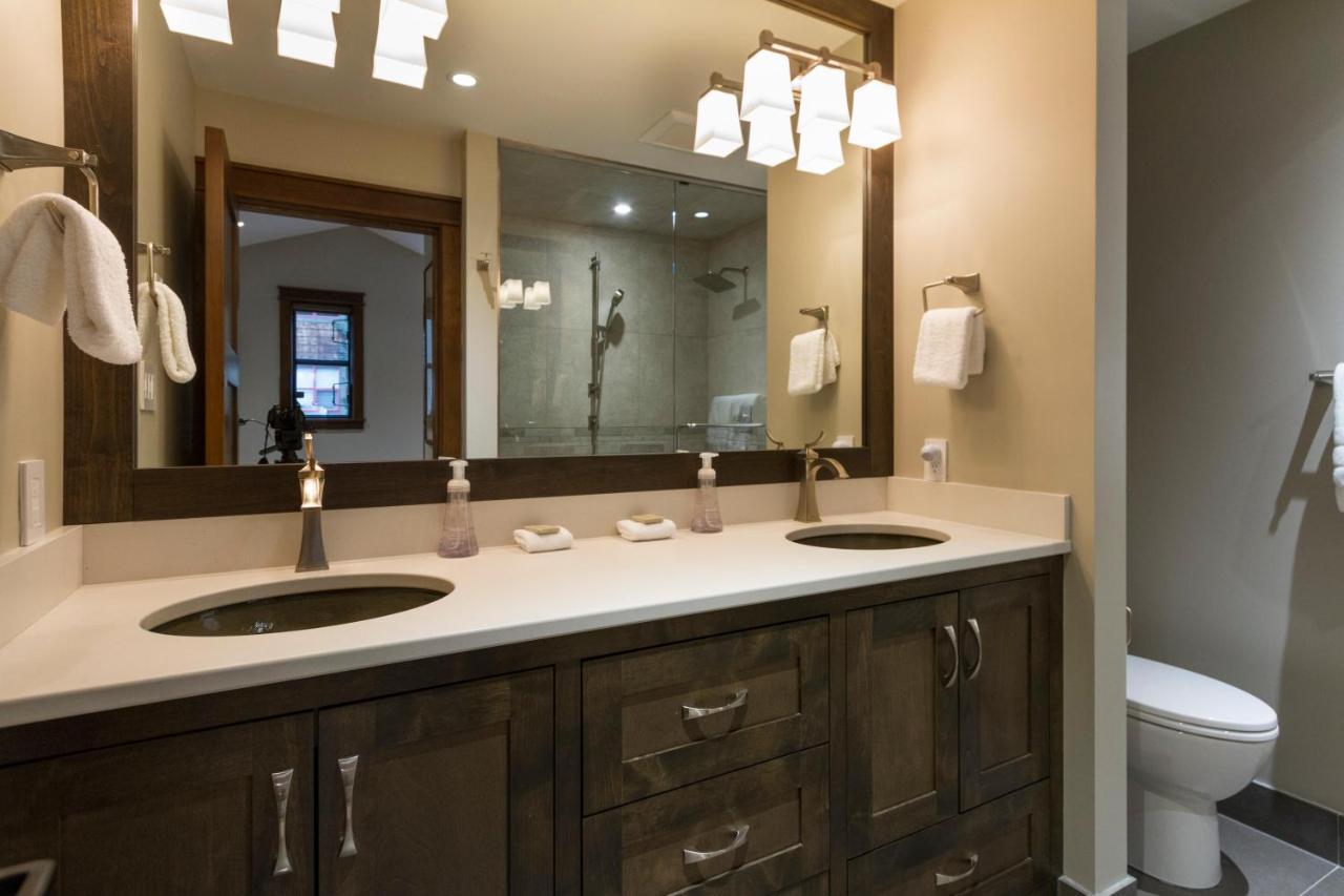 Holiday home Woods | Large 5-bed Townhome Near Blackcomb Base W/ Hot Tub & Woodburning Fireplace Whistler