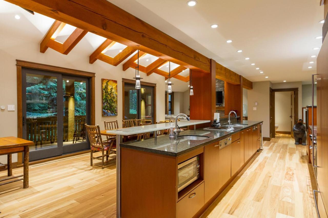 Holiday home Woods | Large 5-bed Townhome Near Blackcomb Base W/ Hot Tub & Woodburning Fireplace