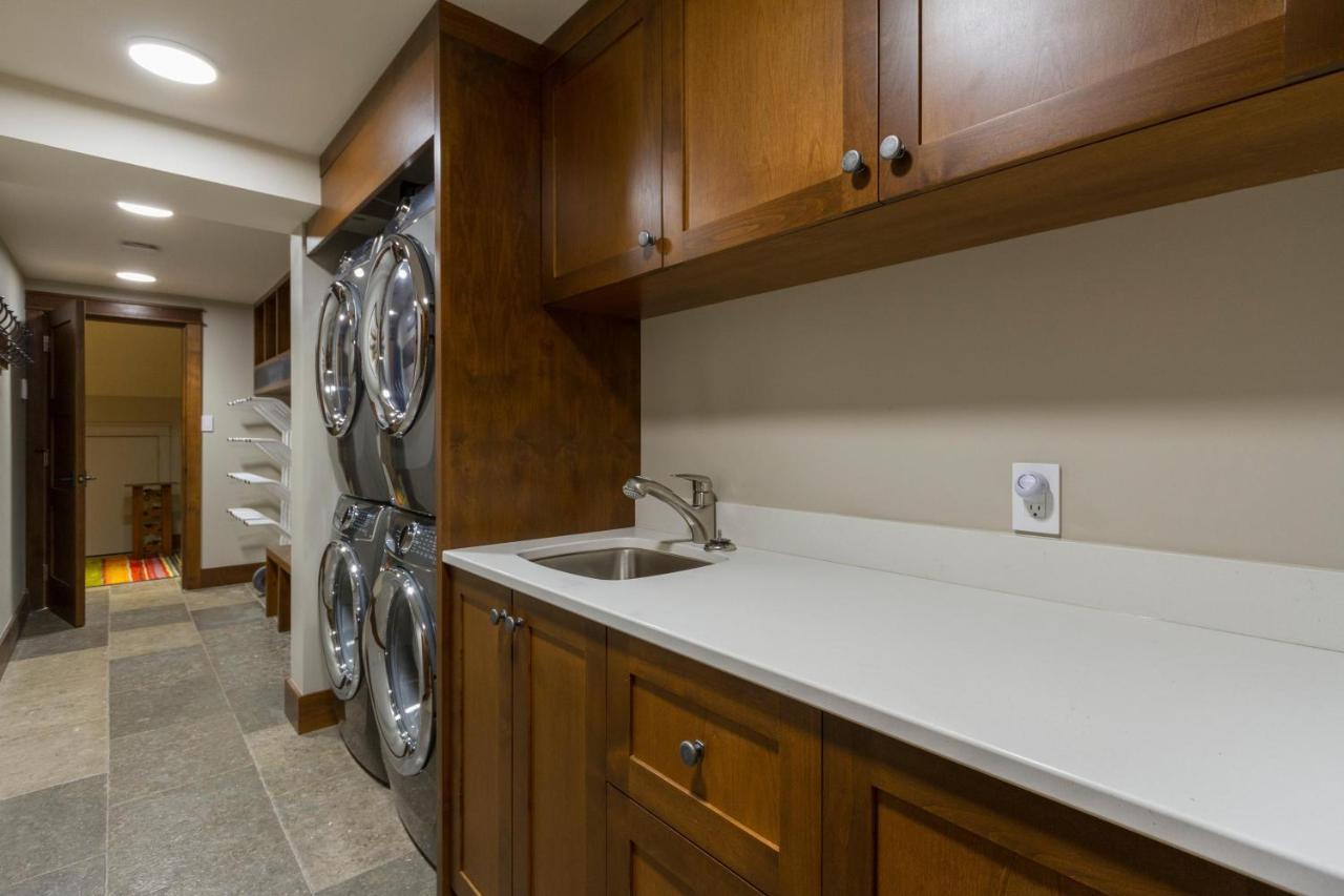 Woods | Large 5-bed Townhome Near Blackcomb Base W/ Hot Tub & Woodburning Fireplace