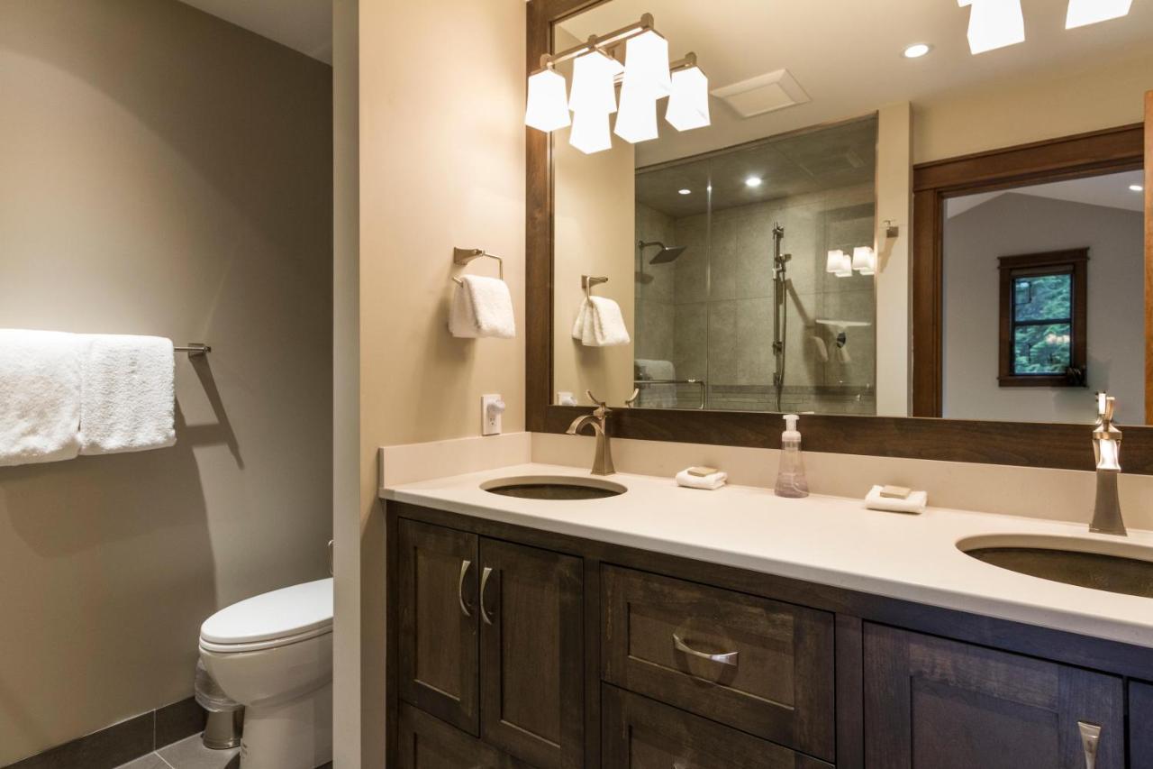 Holiday home Woods | Large 5-bed Townhome Near Blackcomb Base W/ Hot Tub & Woodburning Fireplace *
