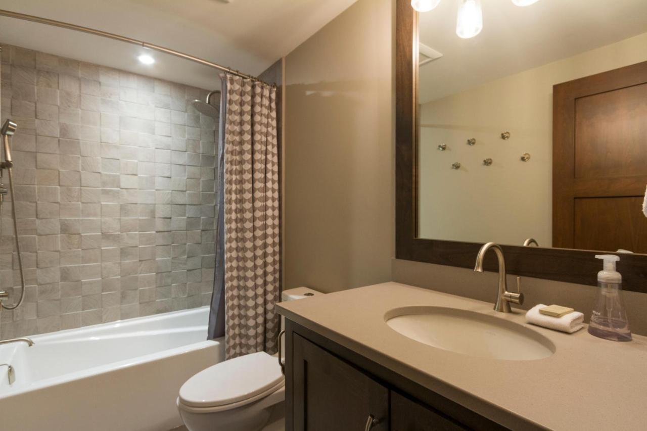 Holiday home Woods | Large 5-bed Townhome Near Blackcomb Base W/ Hot Tub & Woodburning Fireplace