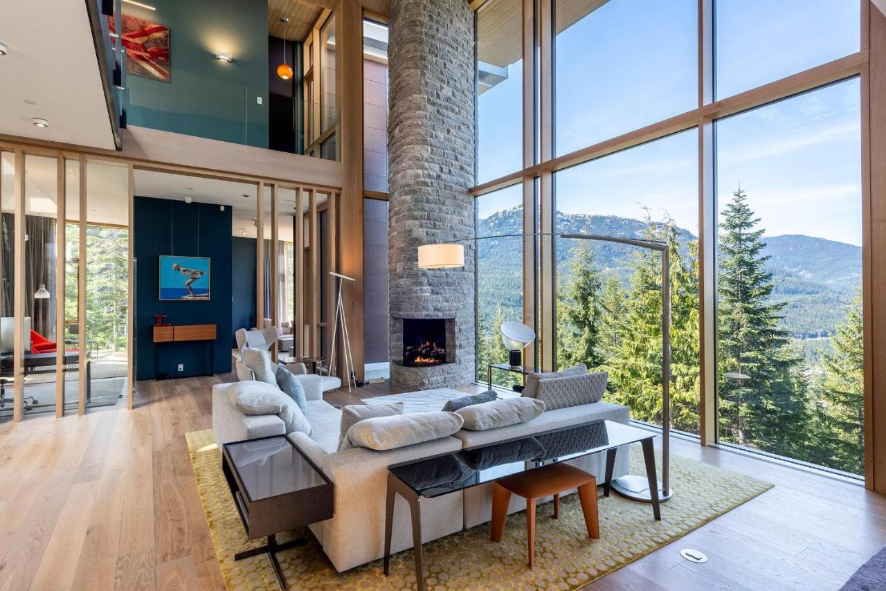 Kadenwood Serenity Estate | Exquisite Luxury W/ Breathtaking Views, Hot Tub & Private Gondola Holiday home